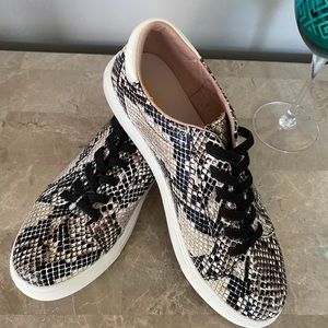 CUSHIONAIRE snakeskin pattern Sneakers😎